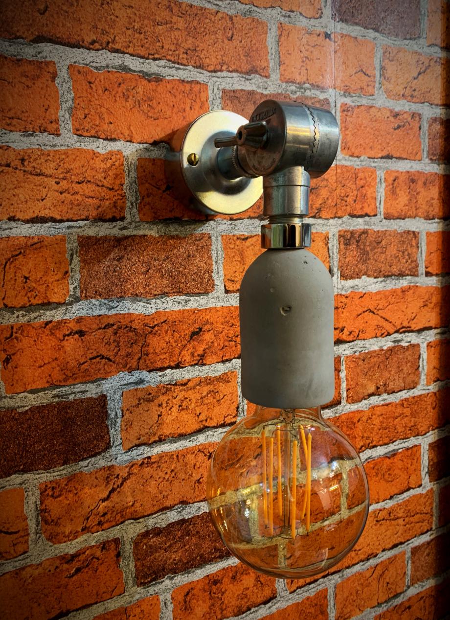 Conduit box wall light with concrete lampholder